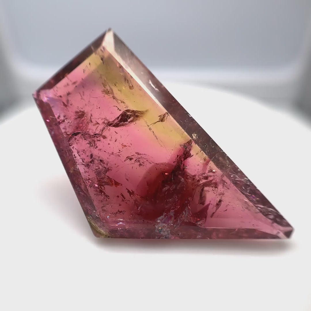 Grosser, 26.21 ct Bi-Color Turmalin (Pink/Grün) aus Brasilien mit 'Inclusion-Designed' Charakter  – Edelsteinkabinett.Schweiz