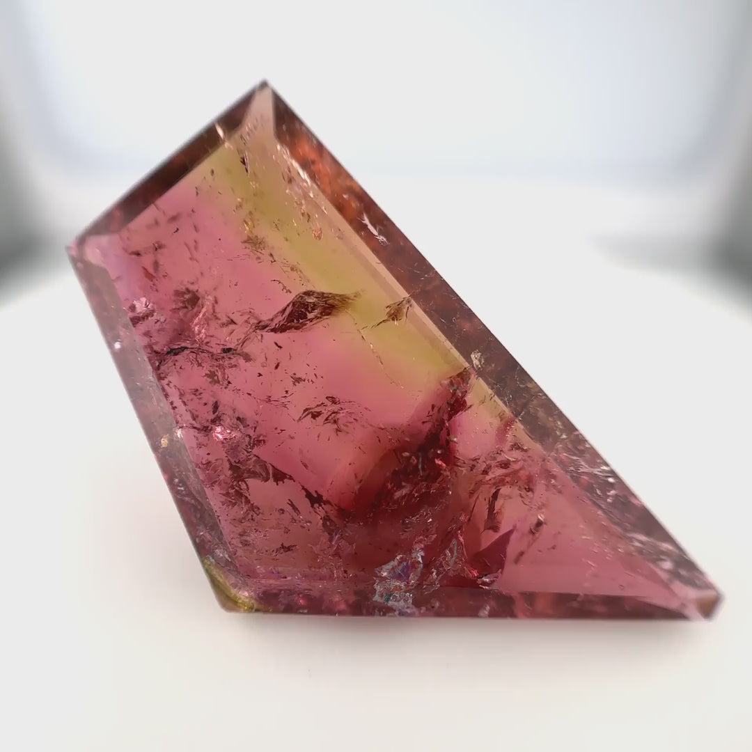 Grosser, 26.21 ct Bi-Color Turmalin (Pink/Grün) aus Brasilien mit 'Inclusion-Designed' Charakter  – Edelsteinkabinett.Schweiz