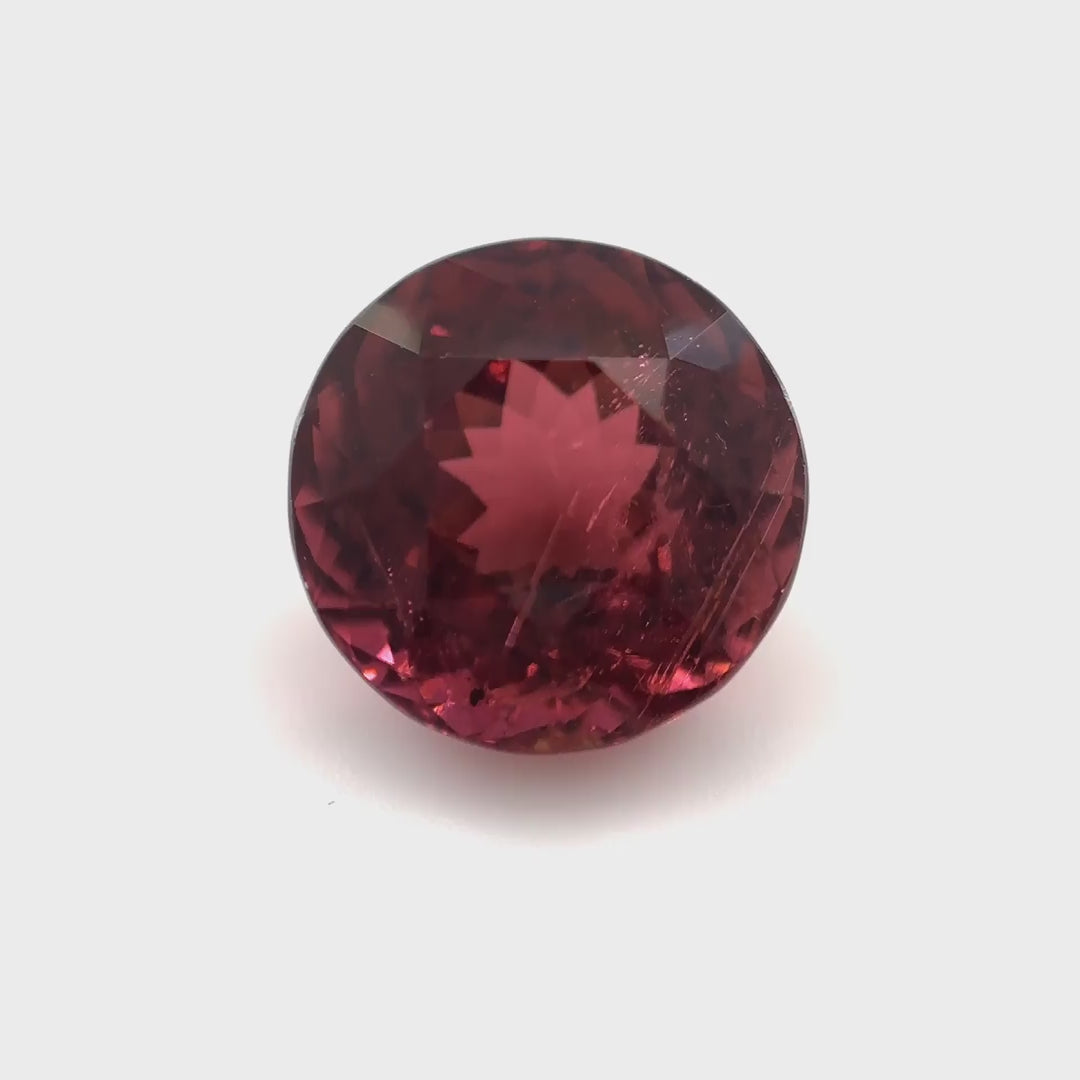 Seltener, augenreiner Orangy Pink Elbait Turmalin (4.21 ct) im runden Brillantschliff, GIT-zertifiziert – Edelsteinkabinett.Schweiz
