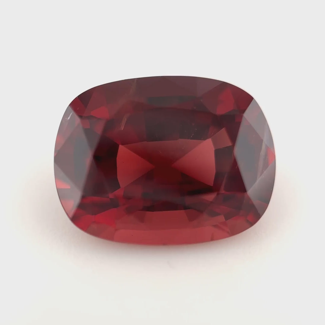 Einzigartiger Spinell als Kissenschliff mit 2.55 ct. Ein 'Fragment der Ewigkeit' für Kenner, kuratiert vom Edelsteinkabinett.Schweiz