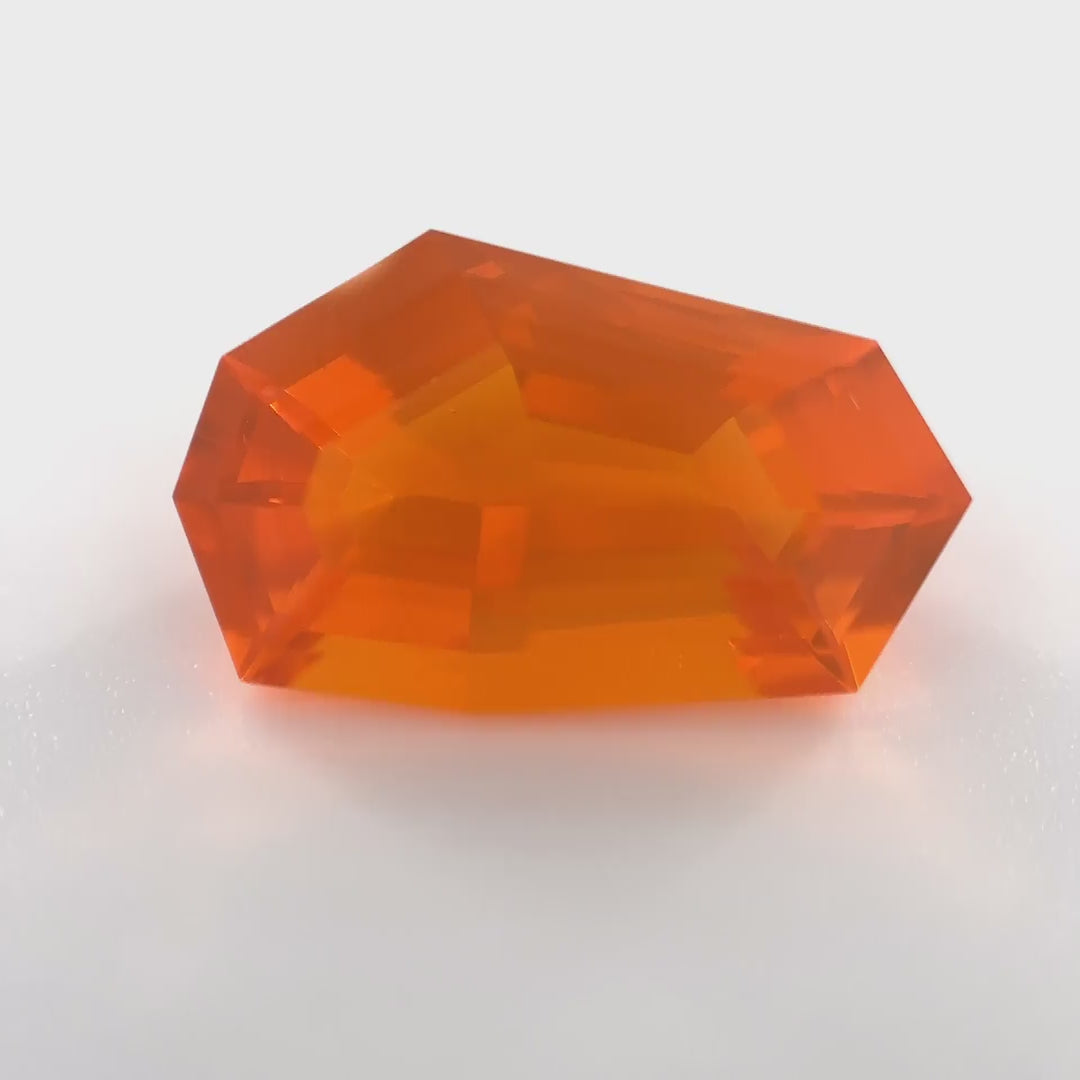 Architektonischer Feueropal (2.17 ct) | «Das Prisma aus Licht»