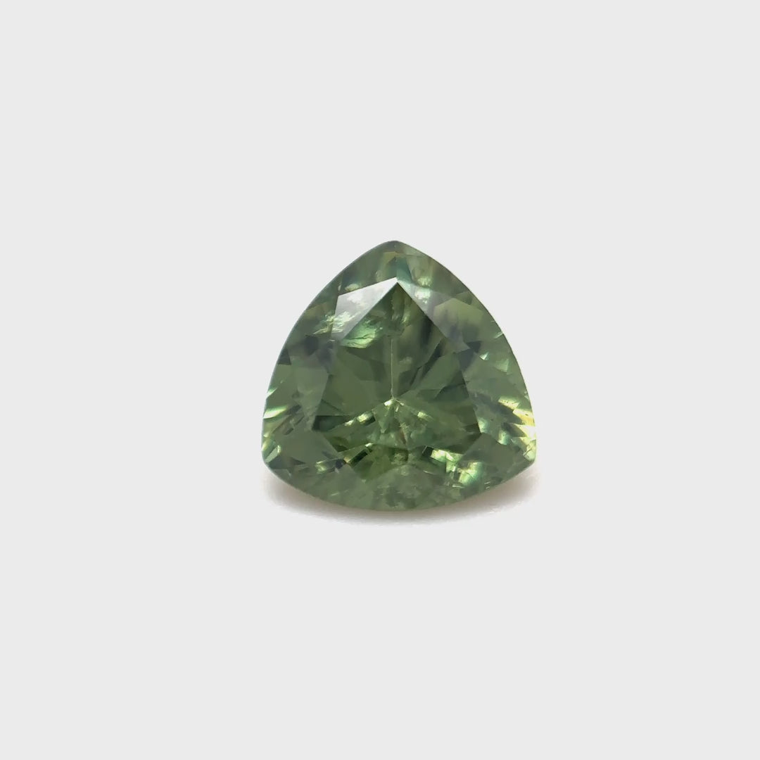 Intensiver, augenreiner Demantoid Granat (1.41 ct) im Trillion-Schliff aus Madagaskar – Edelsteinkabinett.Schweiz