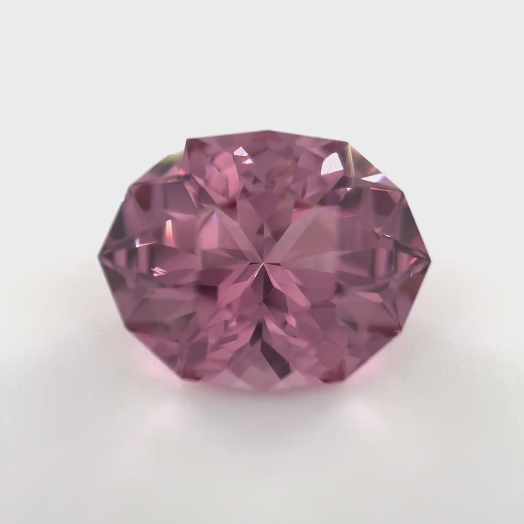 Nahezu lupenreiner, purpur-pinker Spinell (2.75 ct) im Meister-Schliff von Luigi Marani – Edelsteinkabinett.Schweiz