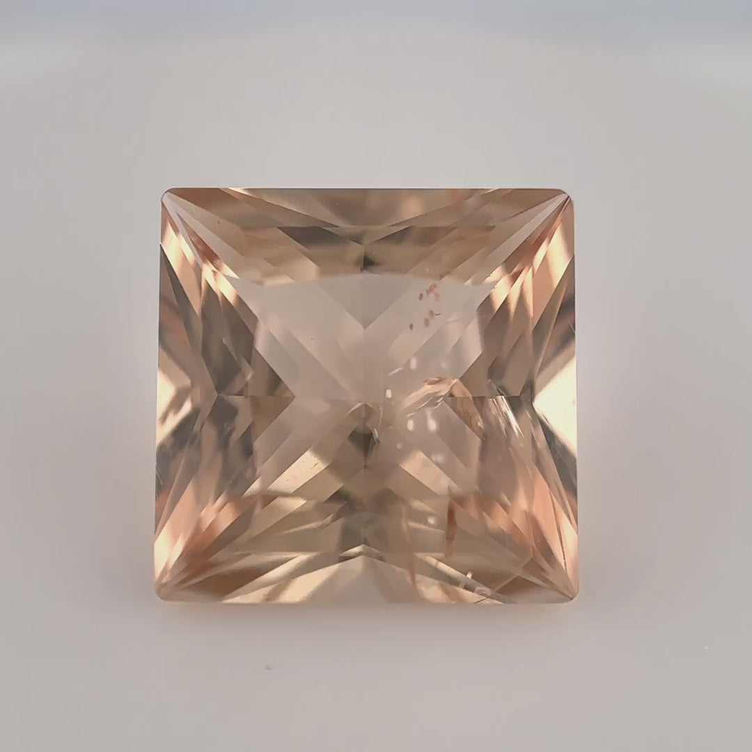 Natürlicher, unbehandelter Pfirsich-/Sherry-Topas (8.77 ct) im Princess-Schliff aus Ukraine (Old Stock) – Edelsteinkabinett.Schweiz