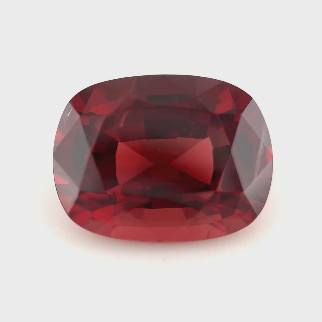 Einzigartiger Spinell als Kissenschliff mit 2.55 ct. Ein 'Fragment der Ewigkeit' für Kenner, kuratiert vom Edelsteinkabinett.Schweiz