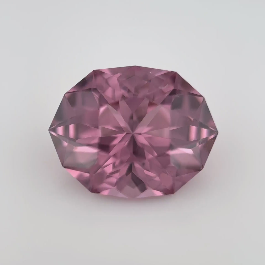 Nahezu lupenreiner, purpur-pinker Spinell (2.75 ct) im Meister-Schliff von Luigi Marani – Edelsteinkabinett.Schweiz