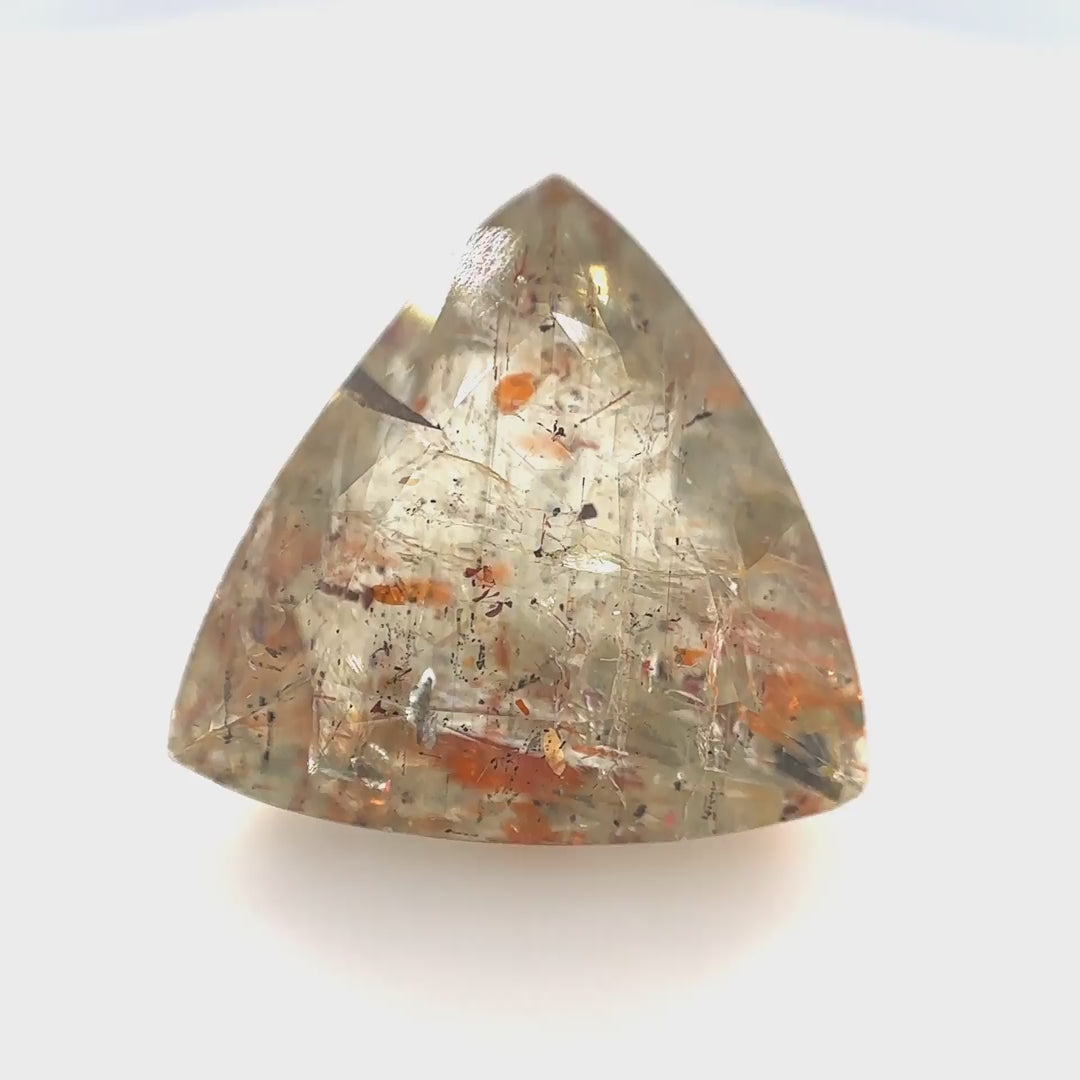 Klarer, unbehandelter Super Seven Quarz (11.4 ct) mit feurigen Einschlüssen im Trillion-Schliff – Edelsteinkabinett.Schweiz