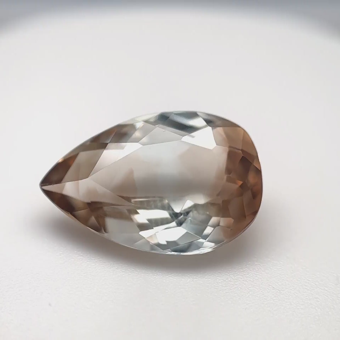 Seltener, nahezu lupenreiner Bicolor Imperial Topas (6.37 ct) im Tropfenschliff aus Brasilien – Edelsteinkabinett.Schweiz