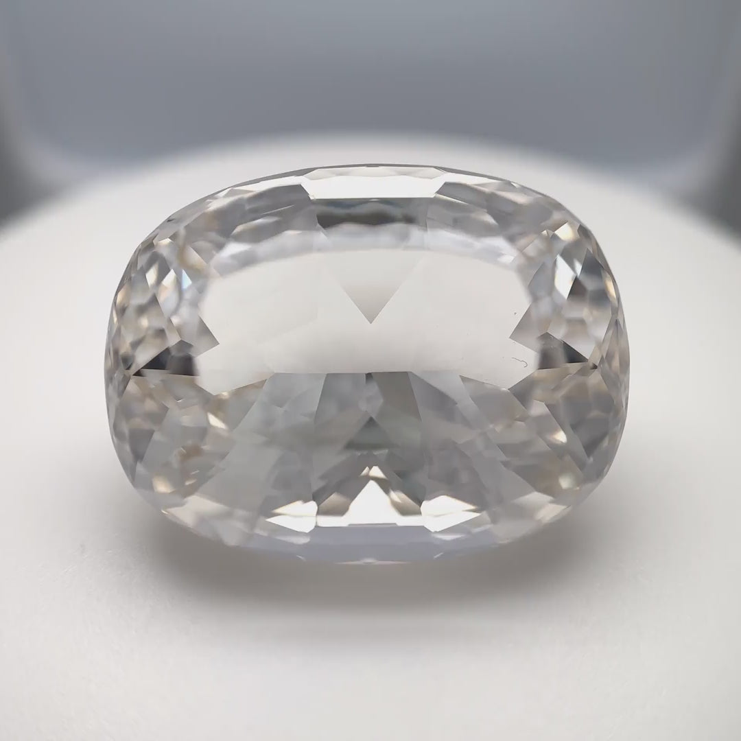 Nahezu lupenreiner, 47.29 ct grosser Beryll (Goshenit) aus Brasilien im Antik-Schliff – Edelsteinkabinett.Schweiz