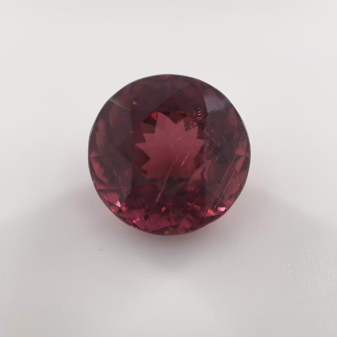 Seltener, augenreiner Orangy Pink Elbait Turmalin (4.21 ct) im runden Brillantschliff, GIT-zertifiziert – Edelsteinkabinett.Schweiz
