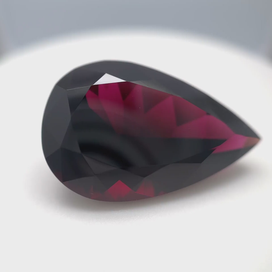 Seltener, nahezu lupenreiner Color-Shift Umbalith Granat (30.28 ct) im Tropfenschliff aus dem Umba-Tal – Edelsteinkabinett.Schweiz