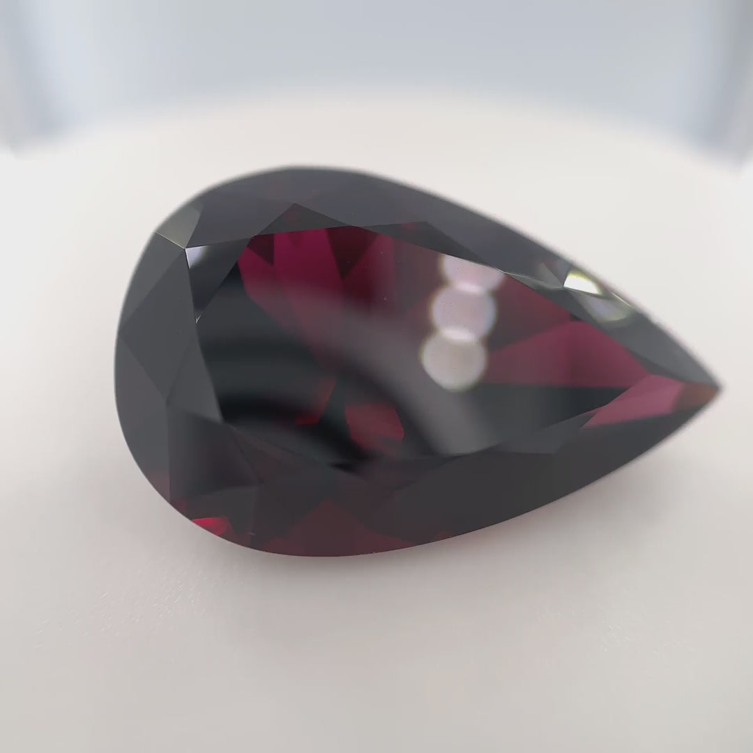 Seltener, nahezu lupenreiner Color-Shift Umbalith Granat (30.28 ct) im Tropfenschliff aus dem Umba-Tal – Edelsteinkabinett.Schweiz
