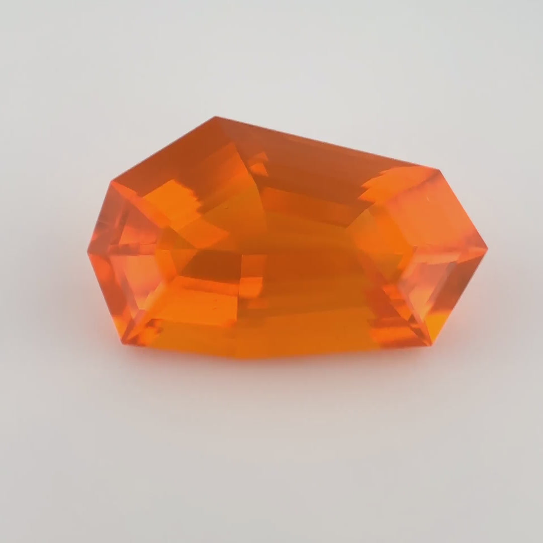 Architektonischer Feueropal (2.17 ct) | «Das Prisma aus Licht»