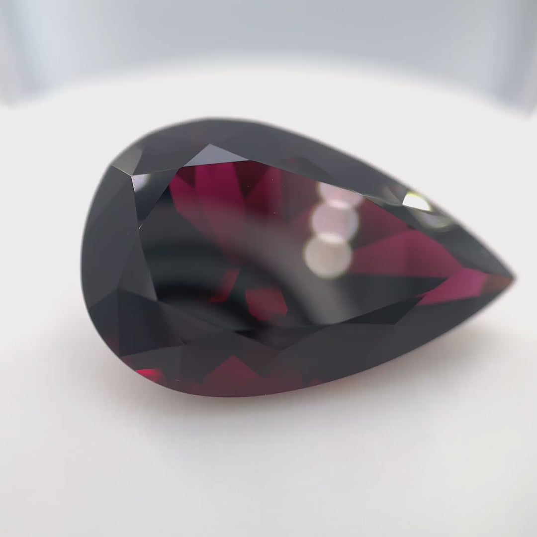 Seltener, nahezu lupenreiner Color-Shift Umbalith Granat (30.28 ct) im Tropfenschliff aus dem Umba-Tal – Edelsteinkabinett.Schweiz