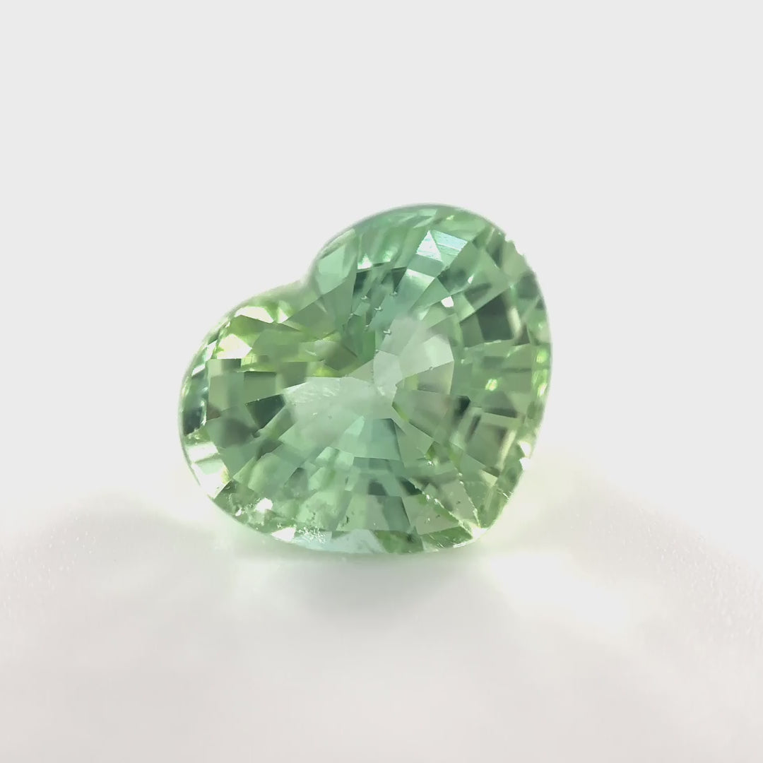 Sanfter, augenreiner Mint-Grün Turmalin (2.87 ct) im Meister-Herz-Schliff aus Brasilien – Edelsteinkabinett.Schweiz