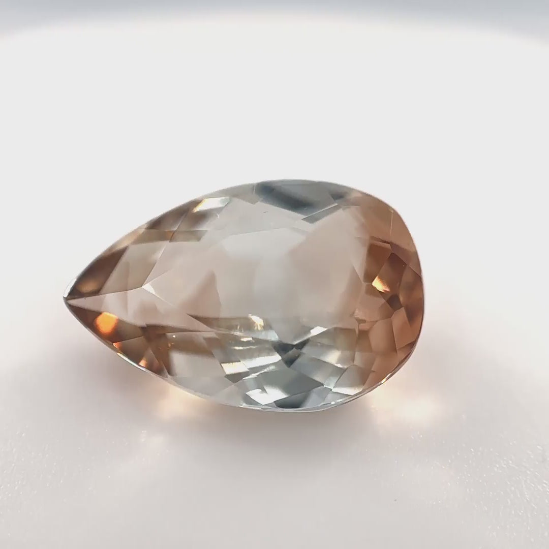 Seltener, nahezu lupenreiner Bicolor Imperial Topas (6.37 ct) im Tropfenschliff aus Brasilien – Edelsteinkabinett.Schweiz