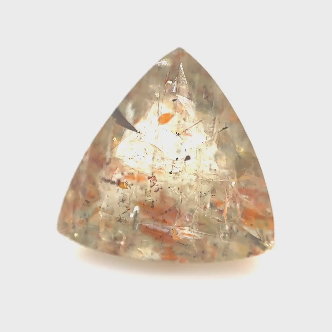 Klarer, unbehandelter Super Seven Quarz (11.4 ct) mit feurigen Einschlüssen im Trillion-Schliff – Edelsteinkabinett.Schweiz