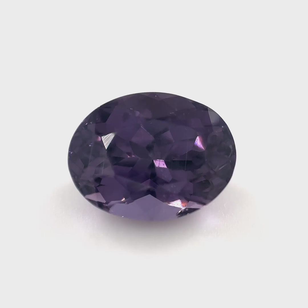 Farbwechsel-Spinell (Color-Change) 4.00 ct.  Natürlich - Unbehandelt. Violett-Purpurnes Feuer (Nahaufnahme - Video)