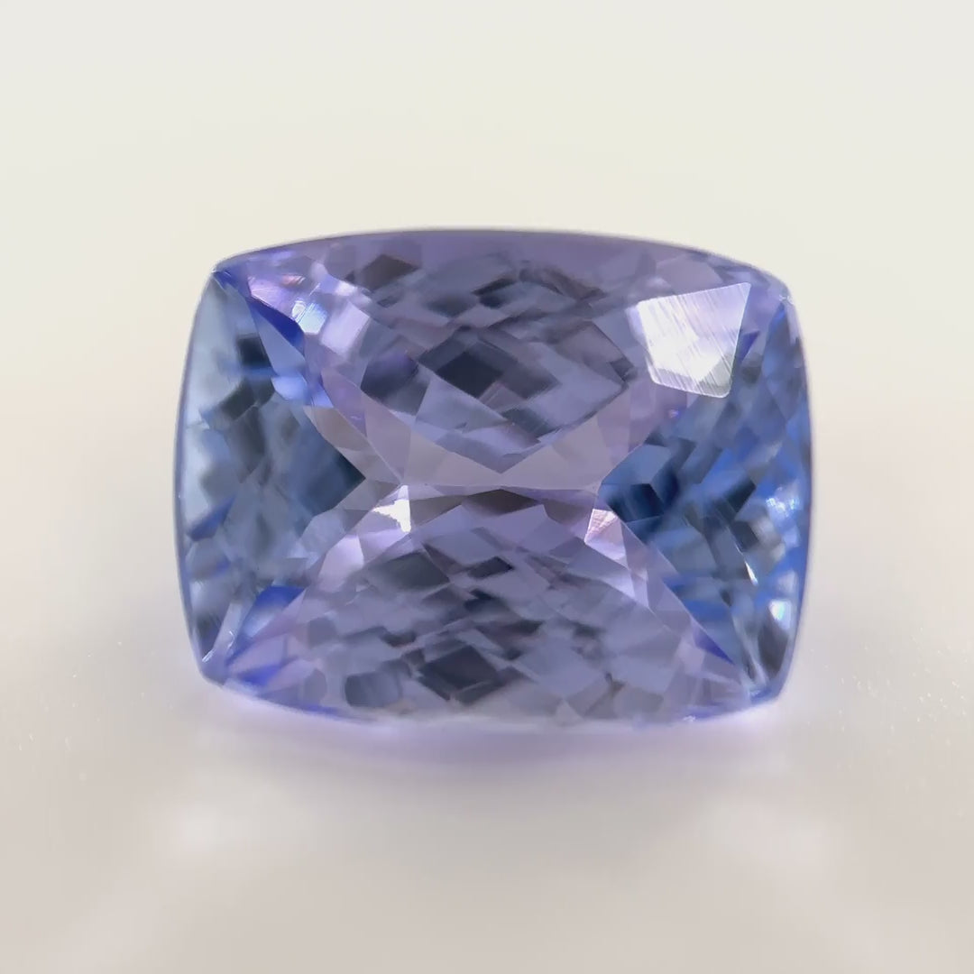 Seltener, unerhitzter Farbwechsel-Tansanit (2.77 ct) mit Color Change Hellblau-Magenta im Kissen-Schliff – Edelsteinkabinett.Schweiz