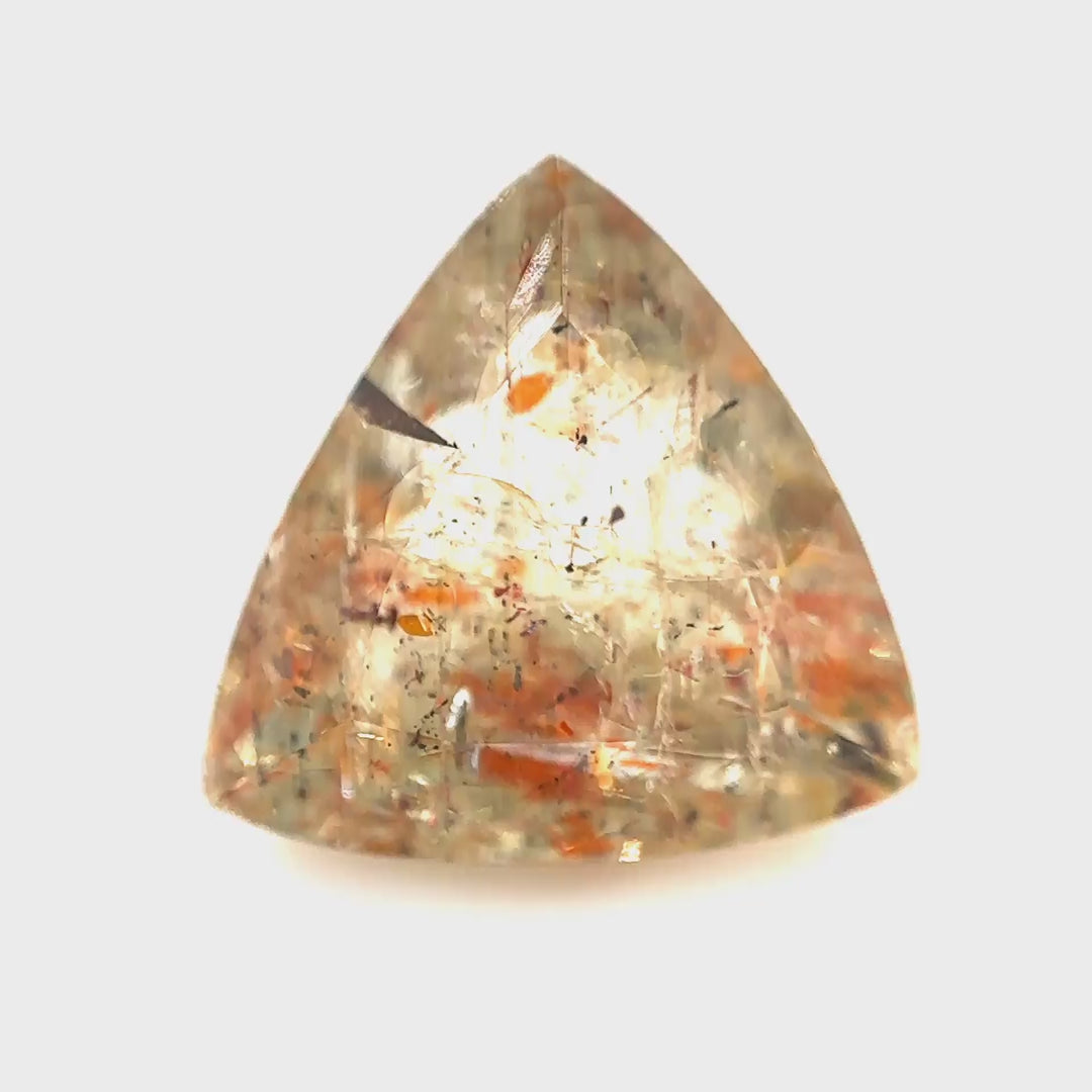 Klarer, unbehandelter Super Seven Quarz (11.4 ct) mit feurigen Einschlüssen im Trillion-Schliff – Edelsteinkabinett.Schweiz
