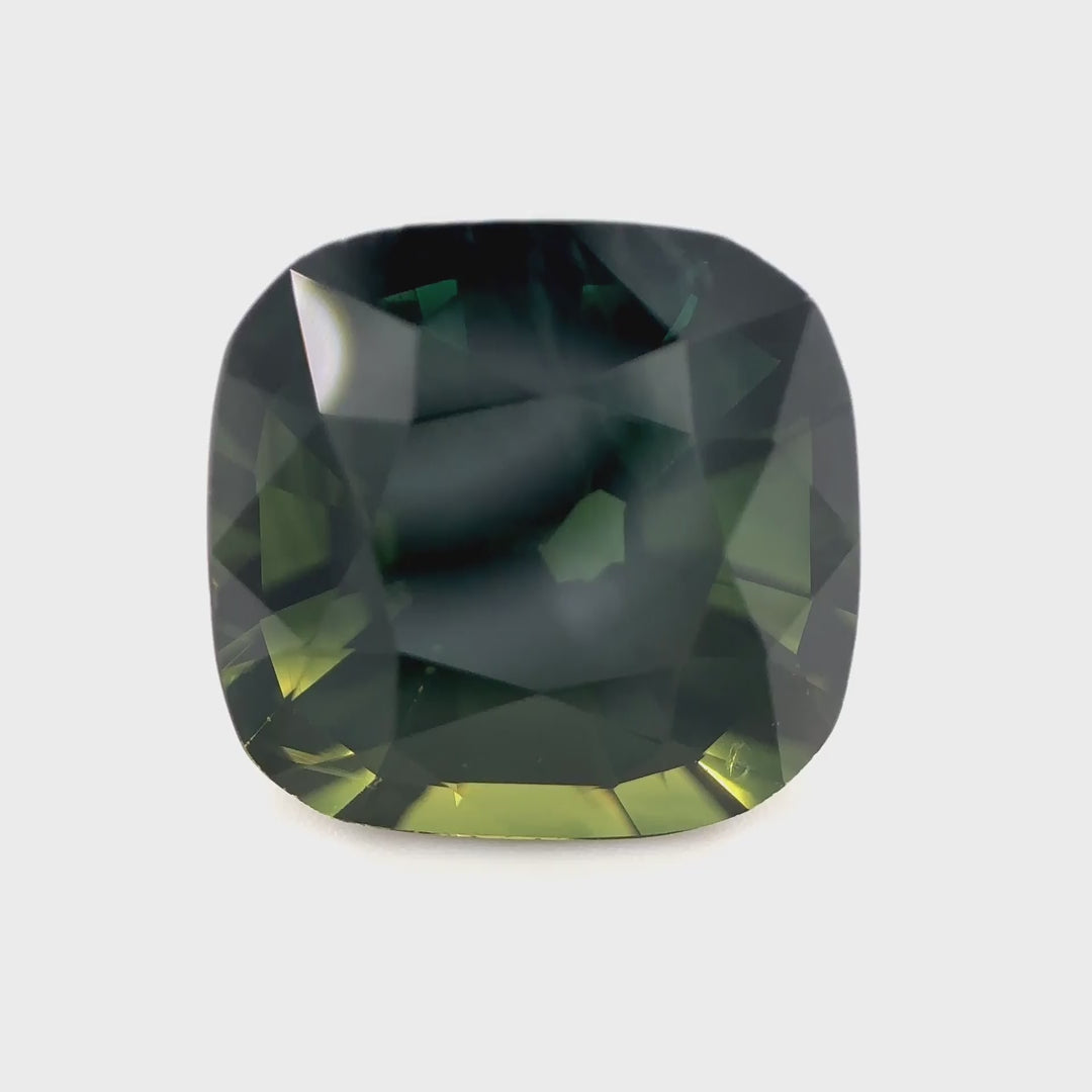 Parti-Saphir - 7.81 ct | Der stille Wächter des Waldes