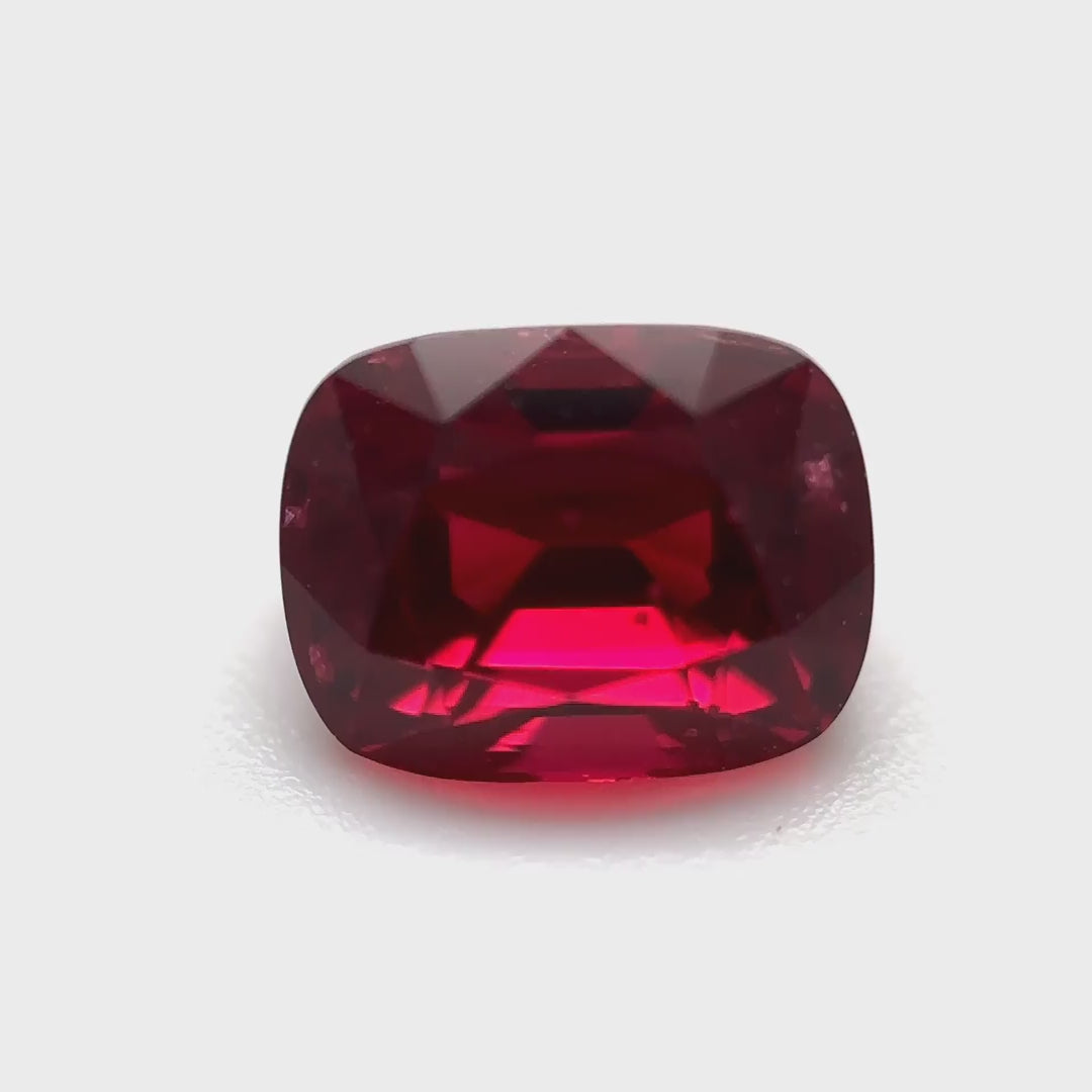 Einzigartiger Spinell als Kissenschliff mit 1.08 ct. Ein 'Fragment der Ewigkeit' für Kenner, kuratiert vom Edelsteinkabinett.Schweiz