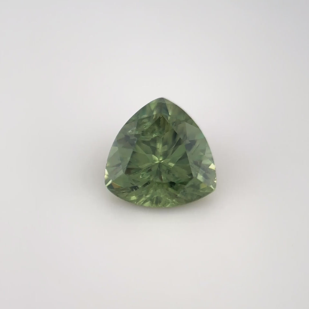 Intensiver, augenreiner Demantoid Granat (1.41 ct) im Trillion-Schliff aus Madagaskar – Edelsteinkabinett.Schweiz