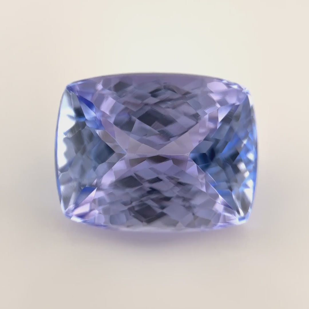 Seltener, unerhitzter Farbwechsel-Tansanit (2.77 ct) mit Color Change Hellblau-Magenta im Kissen-Schliff – Edelsteinkabinett.Schweiz