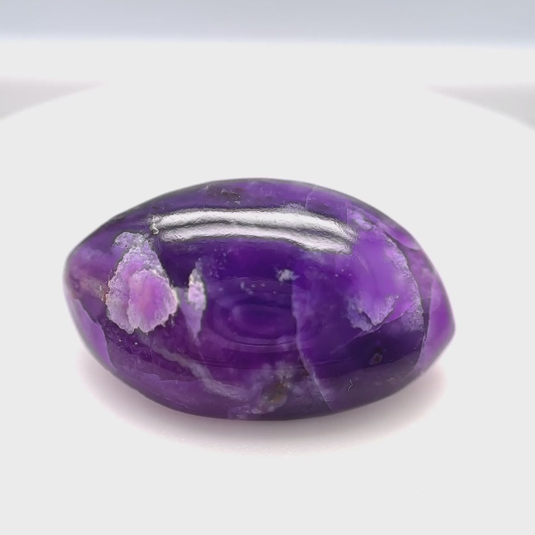 Transluzenter Gel-Sugilith (11.30 ct) mit floralen Einschlüssen, Wessels Mine (Old Stock), handgeschliffen in der Schweiz – Edelsteinkabinett.Schweiz