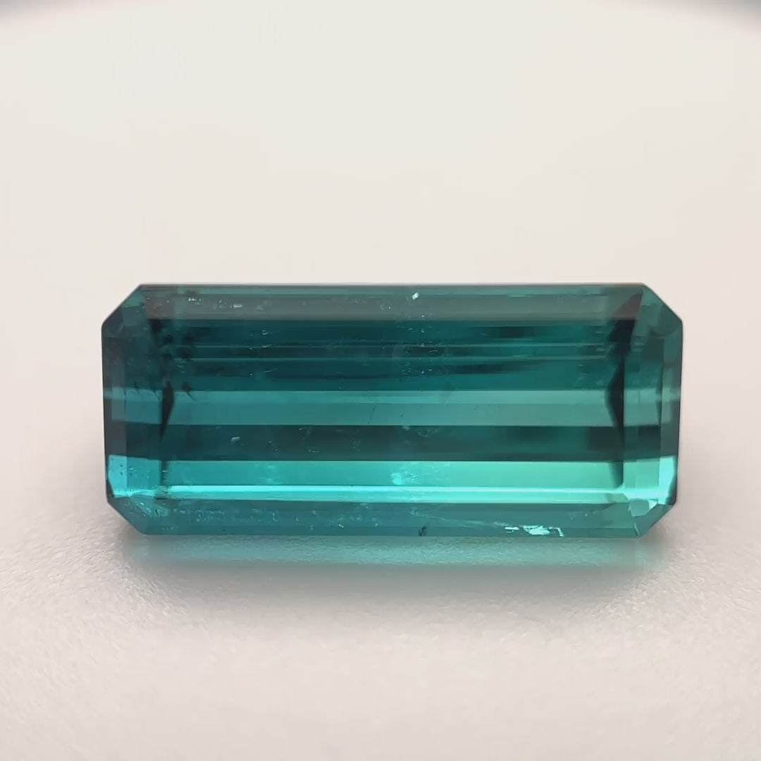 Seltener, Bi-Color Turmalin (4.68 ct) mit Indigoblau und Paraiba-farbenem Grün im Stufenschliff aus Afghanistan – Edelsteinkabinett.Schweiz