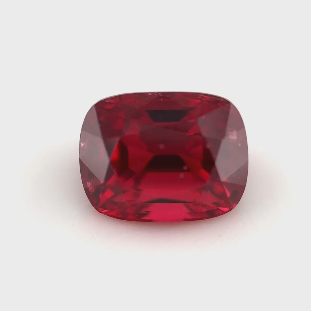 Einzigartiger Spinell als Kissenschliff mit 1.08 ct. Ein 'Fragment der Ewigkeit' für Kenner, kuratiert vom Edelsteinkabinett.Schweiz