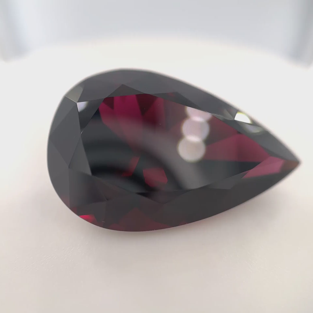 Seltener, nahezu lupenreiner Color-Shift Umbalith Granat (30.28 ct) im Tropfenschliff aus dem Umba-Tal – Edelsteinkabinett.Schweiz