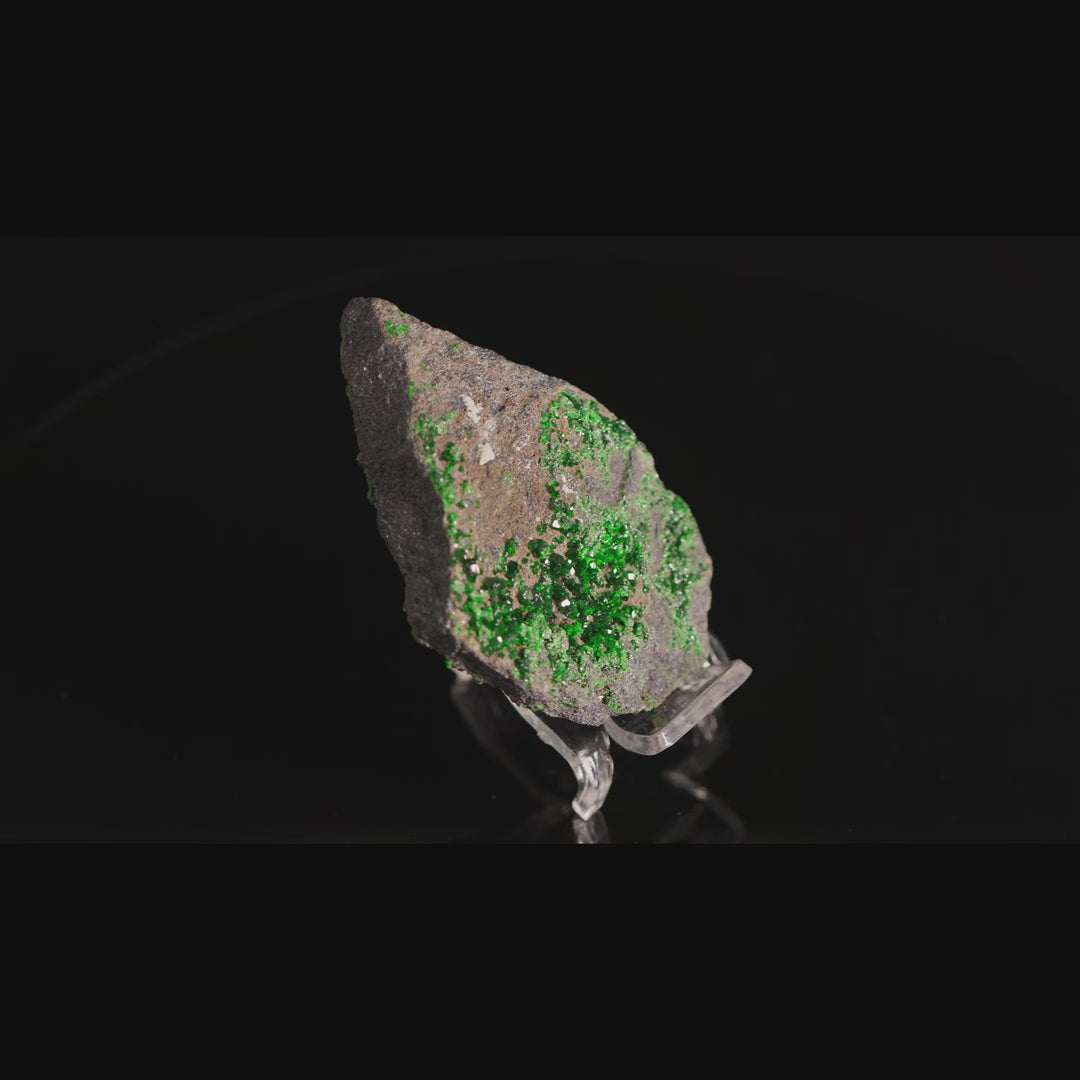 Uwarowit Granat - exklusive doppelseitige Mineralstufe mit dichter natürlicher Kristallstruktur (Video von Rückseite)