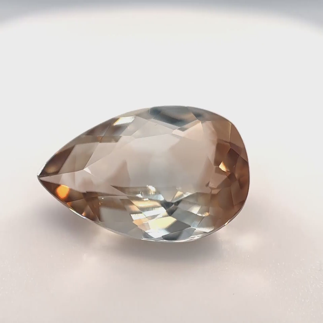 Seltener, nahezu lupenreiner Bicolor Imperial Topas (6.37 ct) im Tropfenschliff aus Brasilien – Edelsteinkabinett.Schweiz