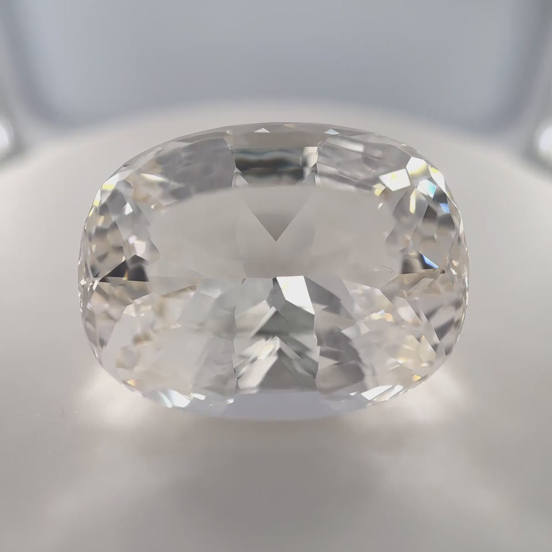 Nahezu lupenreiner, 47.29 ct grosser Beryll (Goshenit) aus Brasilien im Antik-Schliff – Edelsteinkabinett.Schweiz