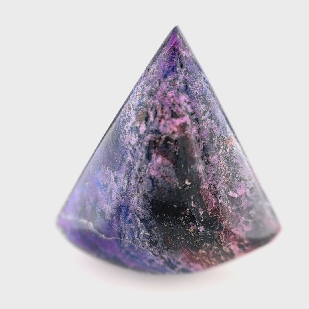 Opaker Picture Sugilith (12.67 ct) mit Gel-Richterit-Spots, Wessels Mine (Old Stock), Handgeschliffen in der Schweiz. Edelsteinkabinett.Schweiz