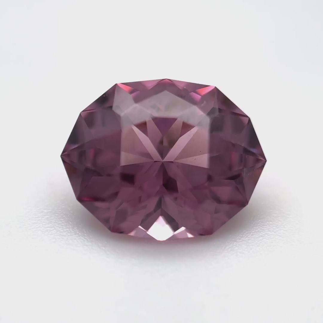 Nahezu lupenreiner, purpur-pinker Spinell (2.75 ct) im Meister-Schliff von Luigi Marani – Edelsteinkabinett.Schweiz