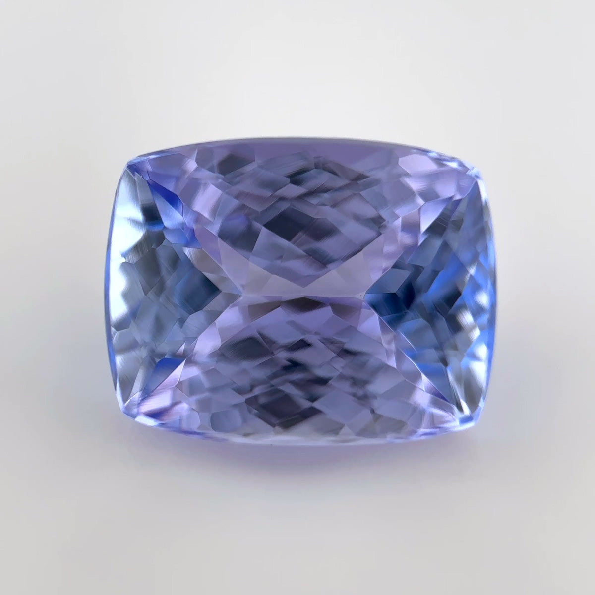 Unerhitzter Tansanit (2.77 ct) mit Color Change Hellblau-Magenta im Kissen-Schliff – Edelsteinkabinett Schweiz